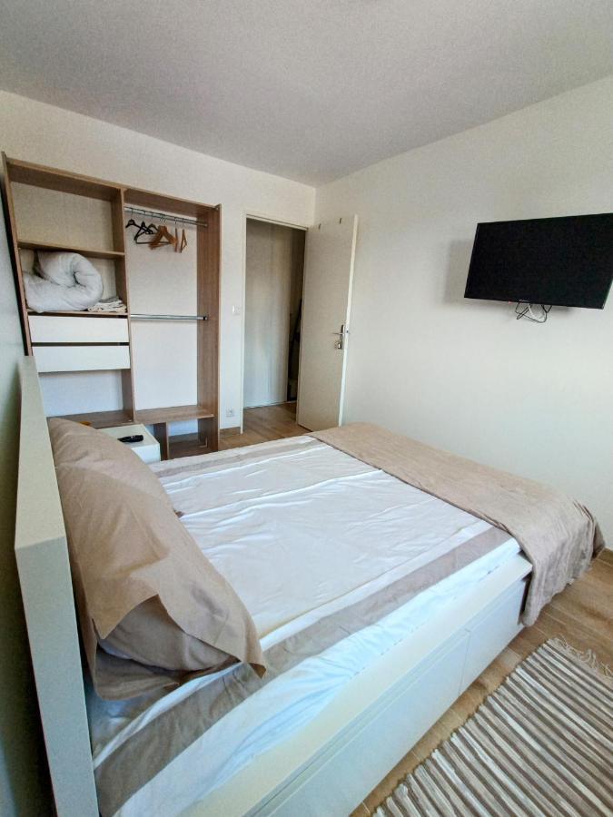 Private In Renovated - Tram 1 Min Walk Séjour chez l'habitant *