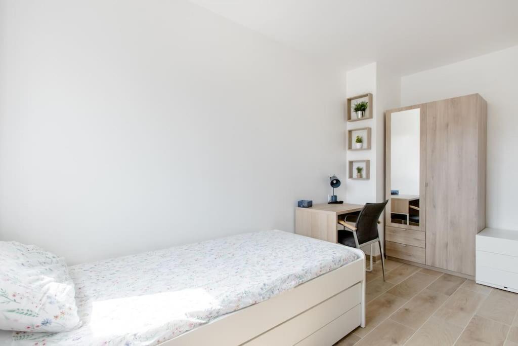Private In Renovated - Tram 1 Min Walk Séjour chez l'habitant
