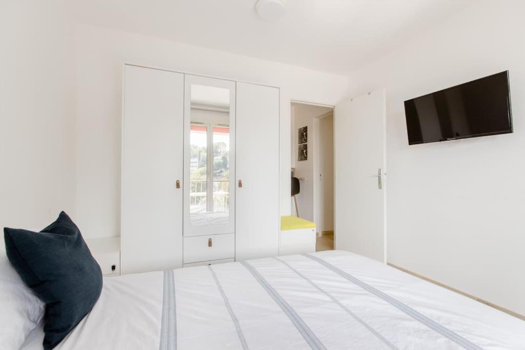 Private In Renovated - Tram 1 Min Walk Séjour chez l'habitant Nice