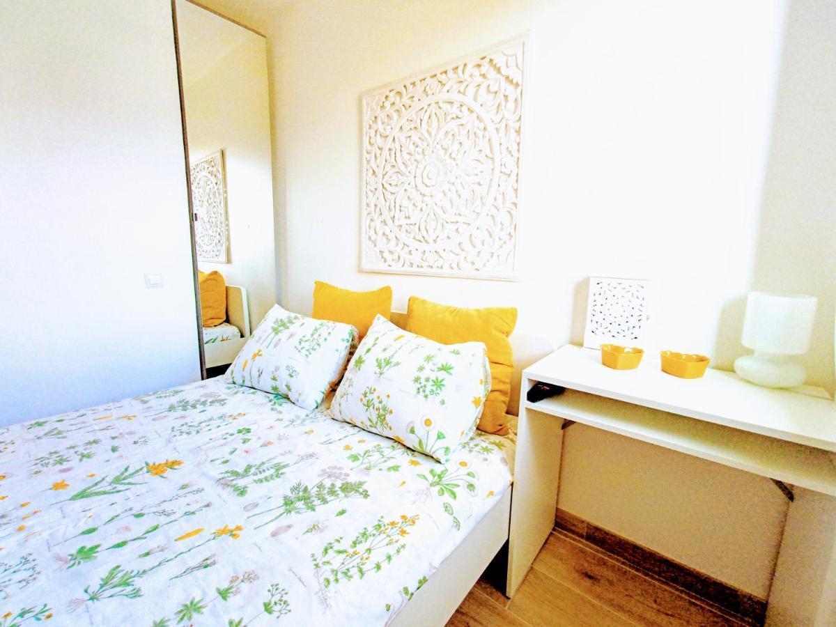 Private In Renovated - Tram 1 Min Walk Séjour chez l'habitant