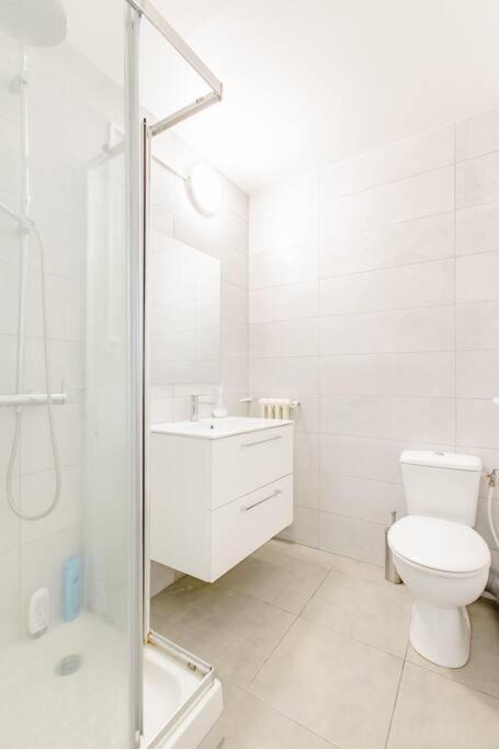 Privatunterkunft Private In Renovated - Tram 1 Min Walk